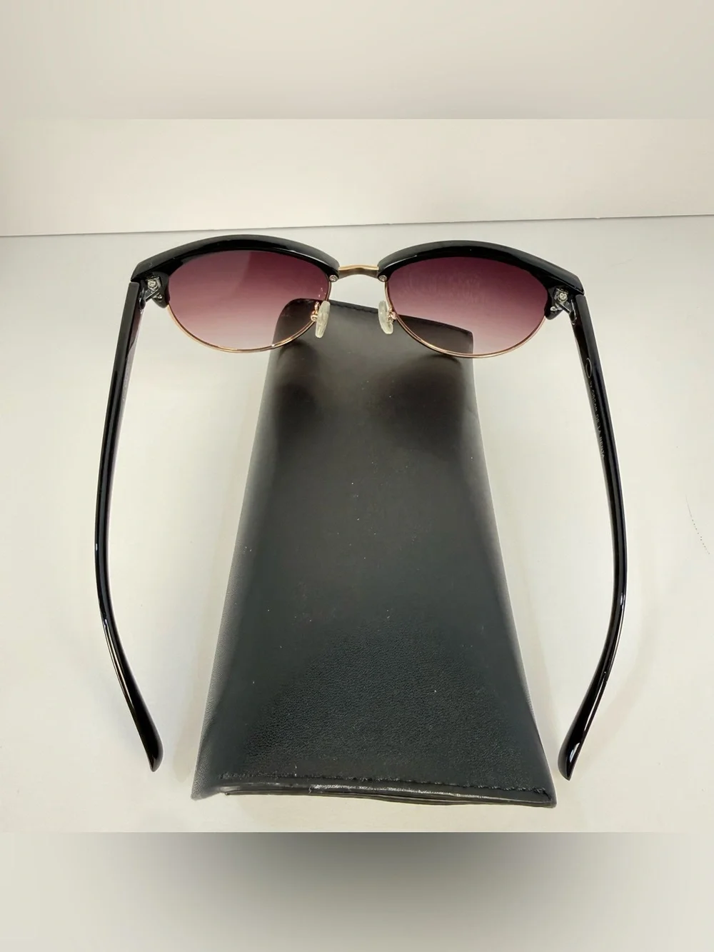 Oscar de la Renta frames are